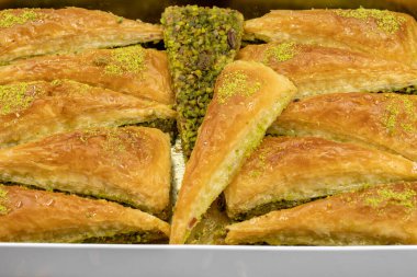 Fıstıklı havuç dilimli baklava tatlısı. Akdeniz mutfağı lezzetlidir. Yakın plan baklava. yerel adı havuc dilim baklava