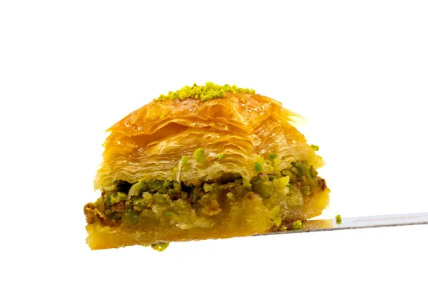 Beyaz arka planda Pistachio baklava izole edilmiş. Geleneksel Türk mutfağı tatlısı. Kapat.