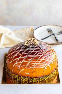 Beyaz arka planda New York turtası. New York Kek Çileği, Muz, Ahududu, Fıstık, Karamel, Çikolata Sosu hazır. Kapat.