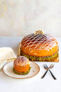 Beyaz arka planda New York turtası. New York Kek Çileği, Muz, Ahududu, Fıstık, Karamel, Çikolata Sosu hazır. Kapat.