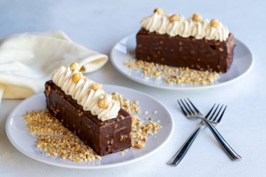 Beyaz arka planda fındıklı çikolatalı pasta. Kapat.