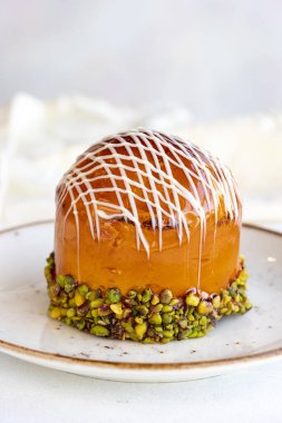 Beyaz arka planda New York turtası. New York Kek Çileği, Muz, Ahududu, Fıstık, Karamel, Çikolata Sosu hazır. Kapat.