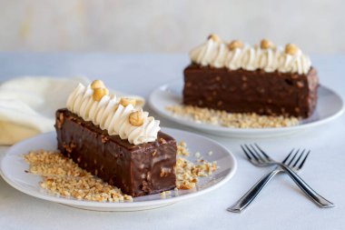 Beyaz arka planda fındıklı çikolatalı pasta. Kapat.