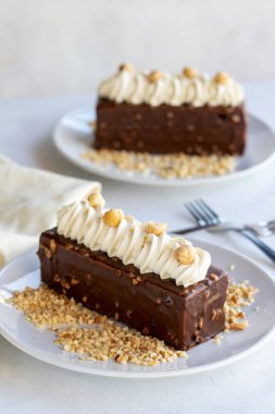 Beyaz arka planda fındıklı çikolatalı pasta. Kapat.