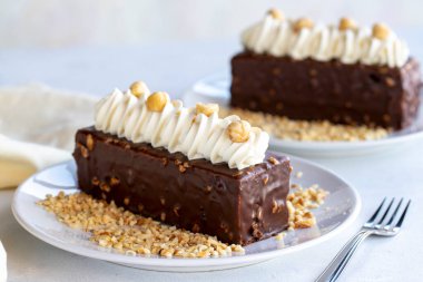 Beyaz arka planda fındıklı çikolatalı pasta. Kapat.