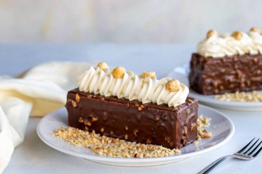 Beyaz arka planda fındıklı çikolatalı pasta. Kapat.