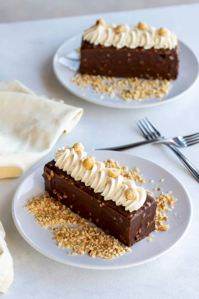 Beyaz arka planda fındıklı çikolatalı pasta. Kapat.