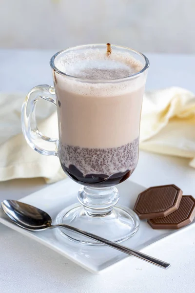 Bebida Caseira Chocolate Quente Fundo Branco Perto — Fotografia de Stock