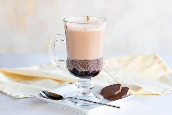 Hemlagad Varm Choklad Dryck Vit Bakgrund Närbild — Stockfoto