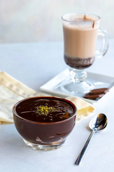 Шоколадний Пудинг Або Суперовий Десерт Білому Тлі Гарячим Шоколадом Збоку — стокове фото