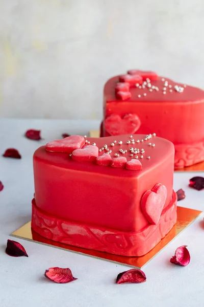 Herzförmige Torte Auf Weißem Hintergrund Valentinstag Spezielle Torte Nahaufnahme — Stockfoto