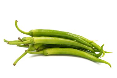 Beyaz arka planda yeşil biber izole edilmiş. yakın plan