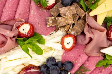 Soğuk Tütsülenmiş Et Tabağı, Antipasto, ahşap tabaklar. Dilimlenmiş et, jambon, salam ve peynirli Antipasto tahtası. Kapat.