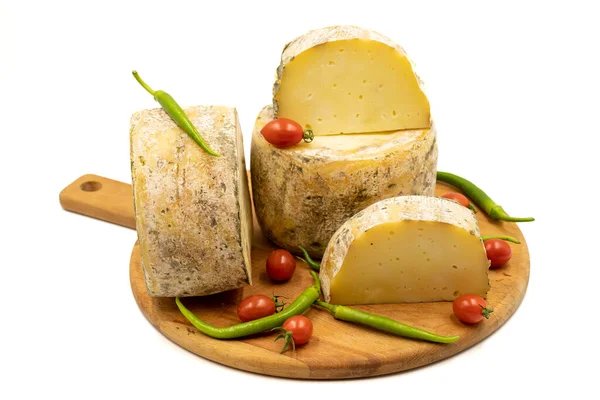 Beyaz Arka Planda Keçi Çedar Peyniri Izole Edilmiş Kapat — Stok fotoğraf