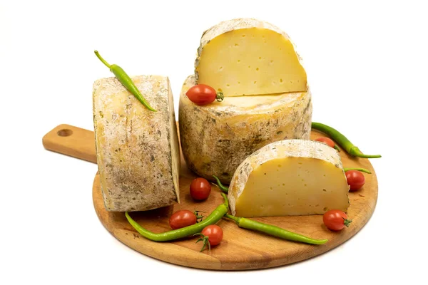 Queso Cheddar Cabra Aislado Sobre Fondo Blanco Cerca —  Fotos de Stock