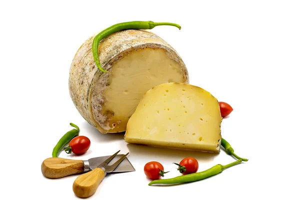 Beyaz Arka Planda Keçi Çedar Peyniri Izole Edilmiş Kapat — Stok fotoğraf