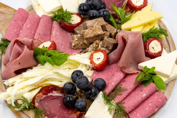 Studený Uzený Masový Talíř Antipasto Dřevěný Talíř Antipasto Deska Krájeným — Stock fotografie