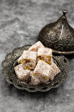 Arka planda şam fıstıklı Türk lokumu. Kapat.