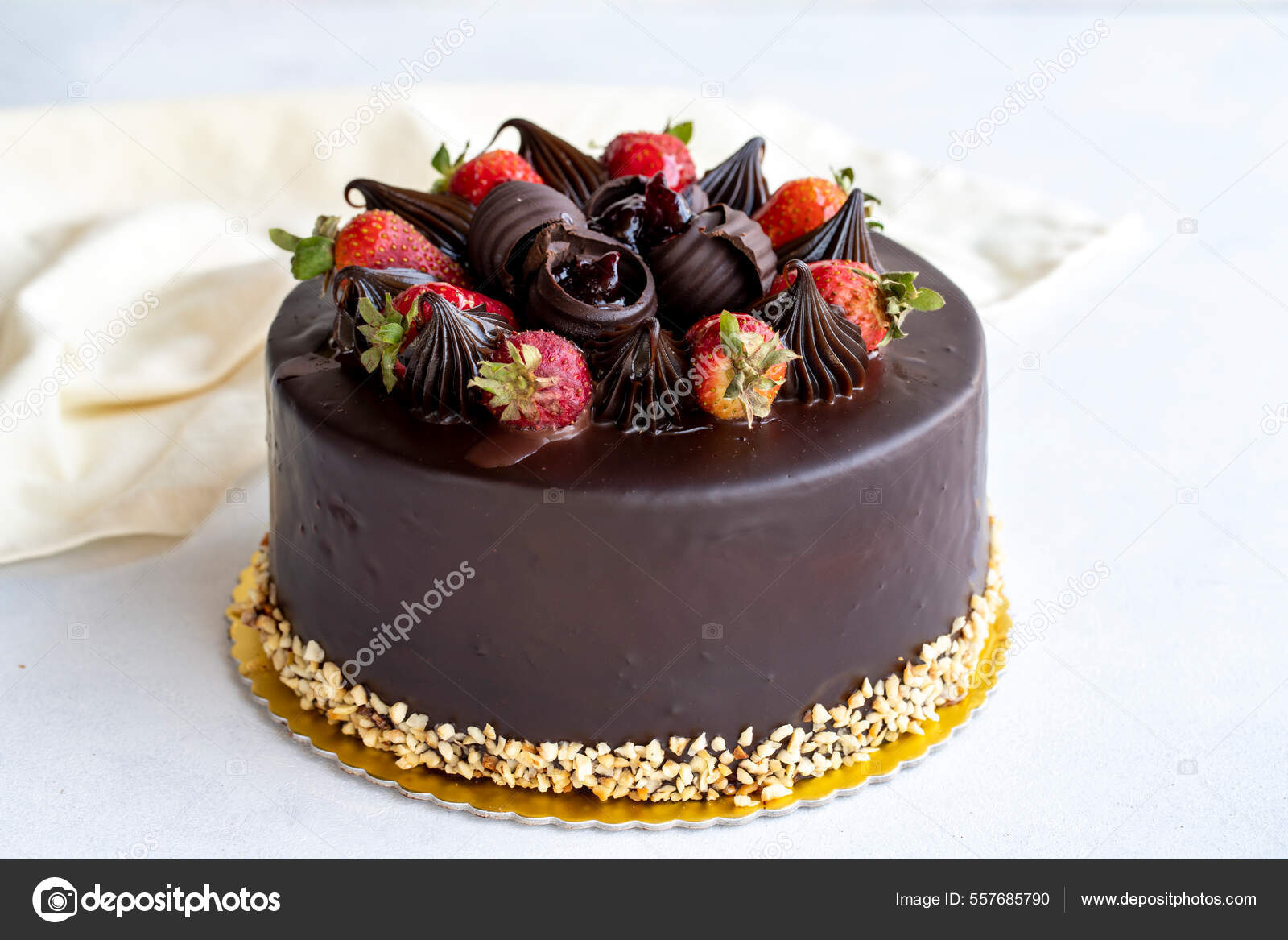 Gâteau Nouvel Décoré Avec Glaçure Miroir Boules Chocolat Bonbons