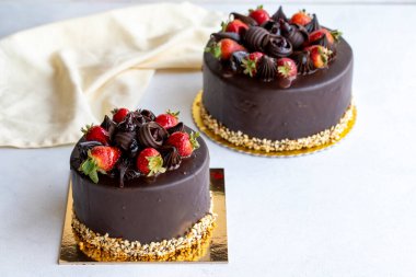 Beyaz arka planda kutlama çilekli pastası. Çikolata kaplı çilekli pasta. Kapat.