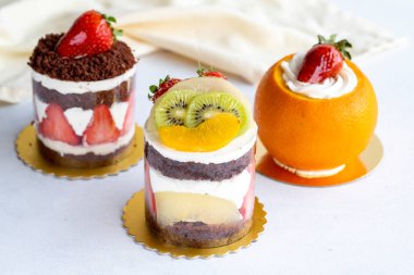 Beyaz arka planda meyveli çeşitli mini kekler. Kapat.