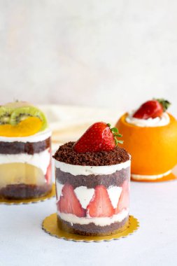 Beyaz arka planda meyveli çeşitli mini kekler. Kapat.