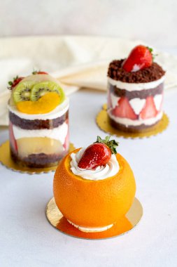 Beyaz arka planda meyveli çeşitli mini kekler. Kapat.