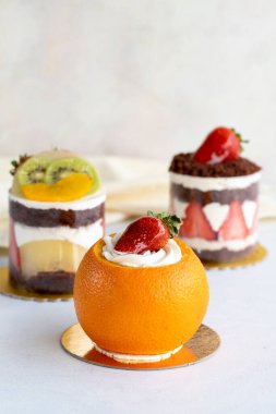 Beyaz arka planda meyveli çeşitli mini kekler. Kapat.