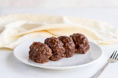 Beyaz arka planda çikolatalı dört pasta. Kapat.