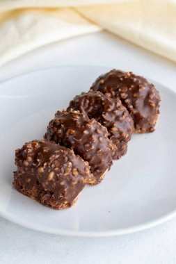 Beyaz arka planda çikolatalı dört pasta. Kapat.