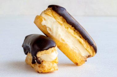 Beyaz arka planda çikolatalı pasta. Kapat.