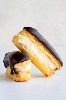 Beyaz arka planda çikolatalı pasta. Kapat.