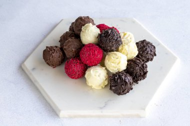 Beyaz arka planda yer mantarlı çikolata çeşitleri. Ev yapımı çikolatalı pralinler. Kapat.