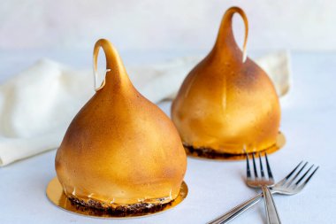 Beyaz arka planda meyveli kek. Dışarıdan alev makinesiyle kavrulmuş. Kapat.