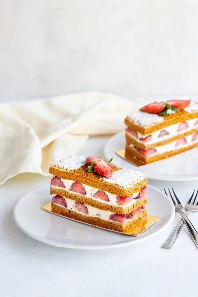 Strawberry Cake Slice White Background Layered Cake Cream Strawberry Close — Stock Photo, Image