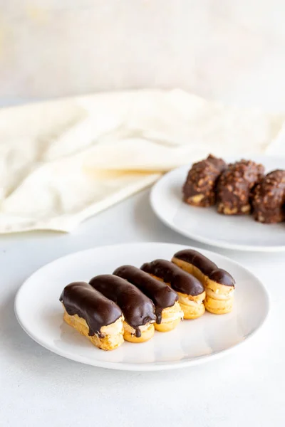 Choklad Petit Fyra Och Choklad Eclair Kaka Vit Bakgrund Närbild — Stockfoto