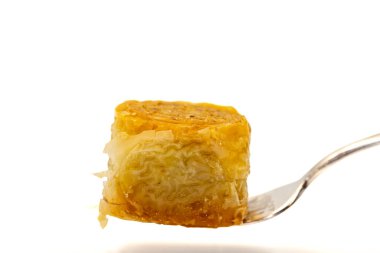 Ceviz baklavası beyaz arka planda izole edilmiş. Geleneksel Türk mutfağı lezzetleri. Yerel adı cevizli saray baklavasi.