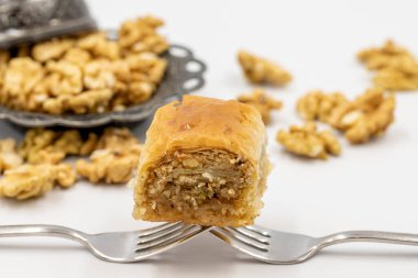 Beyaz arka planda ceviz baklavası. Geleneksel Türk mutfağı lezzetleri. Yerel adı cevizli sarma baklava