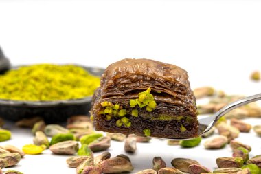 Beyaz arka planda fıstıklı çikolatalı baklava. Geleneksel Türk mutfağı lezzetleri. Yerel adı Fistikli the Baklava