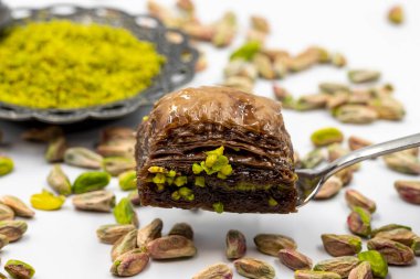 Beyaz arka planda fıstıklı çikolatalı baklava. Geleneksel Türk mutfağı lezzetleri. Yerel adı Fistikli the Baklava