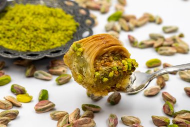 Beyaz arka planda Pistachio Baklava. Geleneksel Türk mutfağı lezzetleri. Yerel adı fistikli cimcik baklava