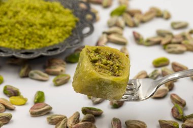 Beyaz arka planda Pistachio Baklava. Geleneksel Türk mutfağı lezzetleri. Yerel adı fistikli saray baklava