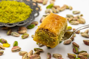 Beyaz arka planda fıstıklı baklava. Geleneksel Türk mutfağı lezzetleri. Yerel adı fistikli baklava