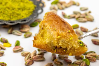 Beyaz arka planda Pistachio sobiyet baklava. Geleneksel Türk mutfağı lezzetleri. Yerel adı fistikli sobiyet baklava