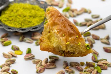 Beyaz arka planda Pistachio sobiyet baklava. Geleneksel Türk mutfağı lezzetleri. Yerel adı fistikli sobiyet baklava