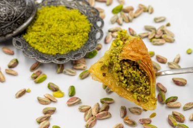 Beyaz arka planda Pistachio sobiyet baklava. Geleneksel Türk mutfağı lezzetleri. Yerel adı fistikli sobiyet baklava