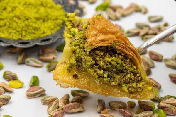 Beyaz arka planda Pistachio sobiyet baklava. Geleneksel Türk mutfağı lezzetleri. Yerel adı fistikli sobiyet baklava