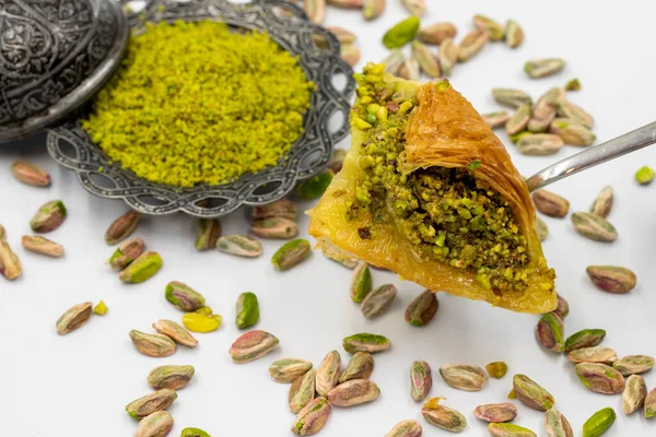 Beyaz arka planda Pistachio sobiyet baklava. Geleneksel Türk mutfağı lezzetleri. Yerel adı fistikli sobiyet baklava