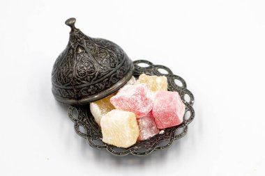 Beyaz arka planda izole edilmiş Türk zevki. Türk zevki, Osmanlı motifleriyle işlenmiş demir bir tabakta. Kapat.