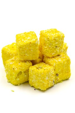 Türk Delight Pistachio ve Saffron Wick beyaz arka planda izole edildi. Yakın plan. Geleneksel Türk mutfağı lezzetleri.